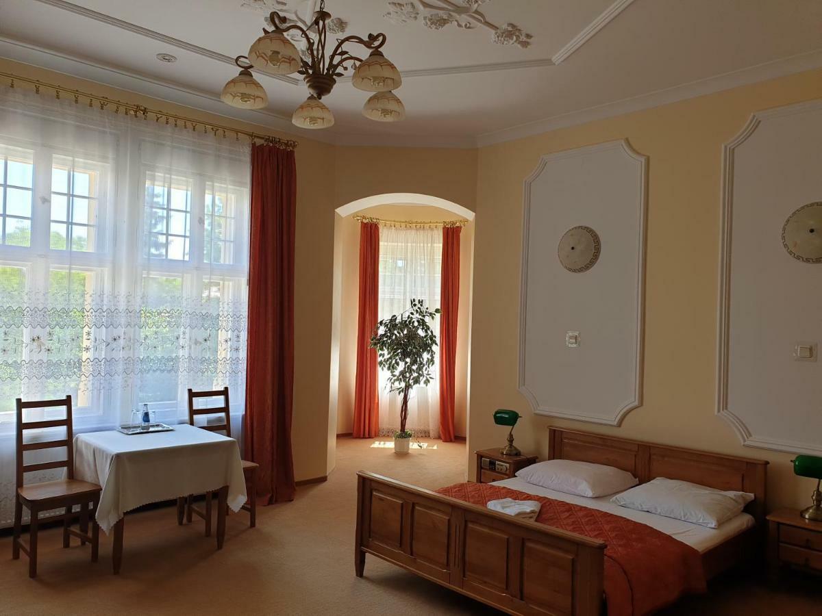 Hotel Palacyk Legnica Exterior photo